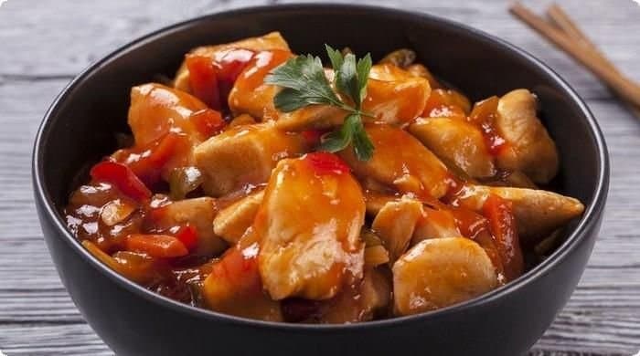 Жаренная курица в кисло-сладком соусе